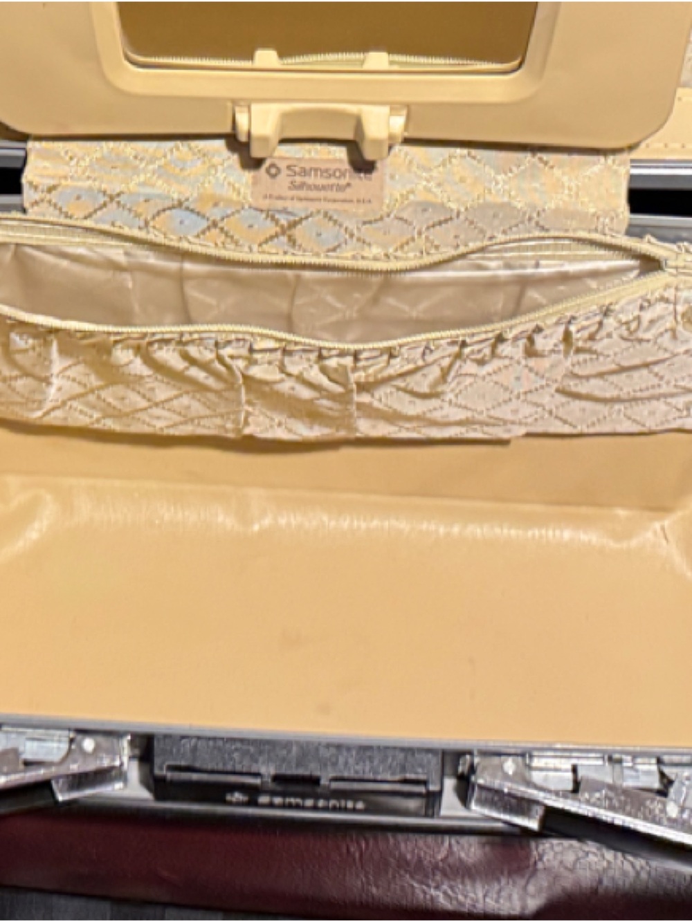 Samsonite Hard-Shell Cosmetic Train Case with Chrome Accents - Picture 15 of 16
